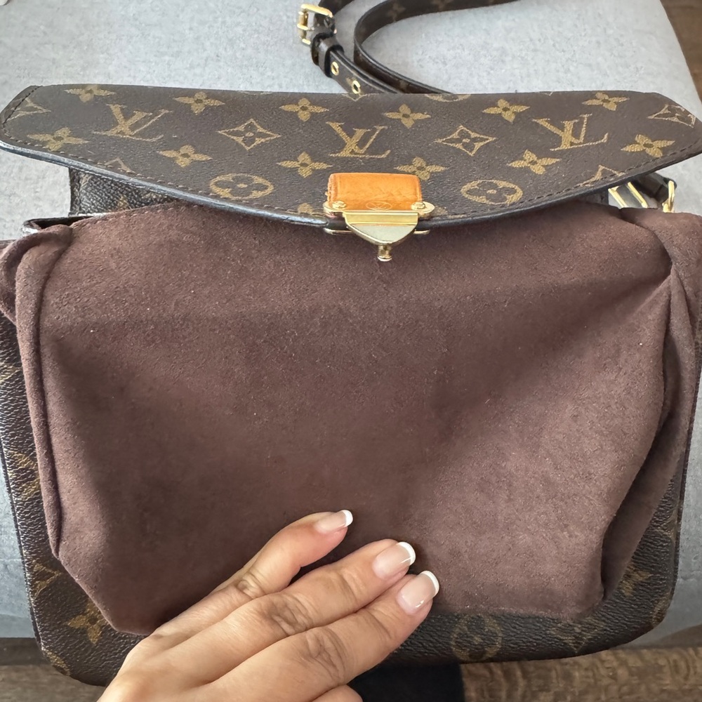 Louis Vuitton Pochette Métis Monogram Canvas Crossbody Bag